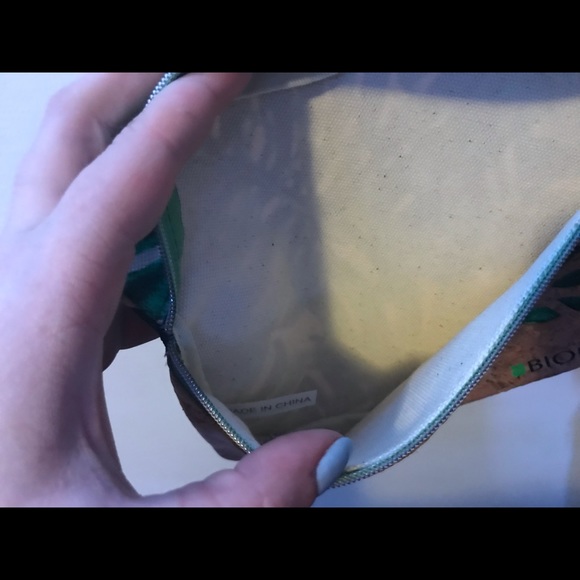 Cute, Biolage Travel Pouch 🌴 - Picture 3 of 4